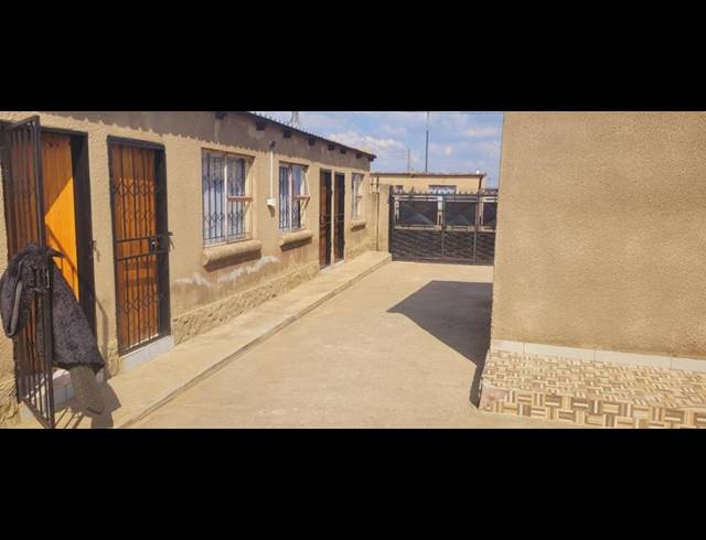11 BEDROOM HOUSE FOR SALE IN TSAKANE